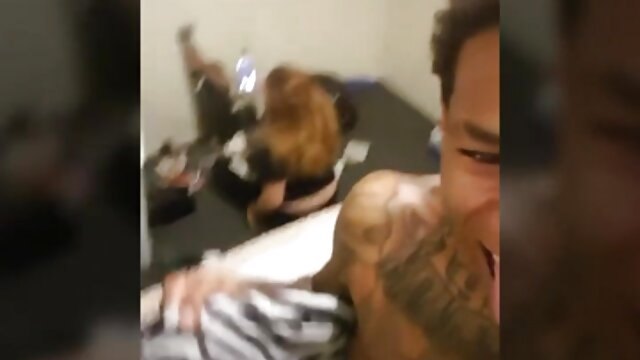 Vidéo Épais MILF footjob xxx fille arabe