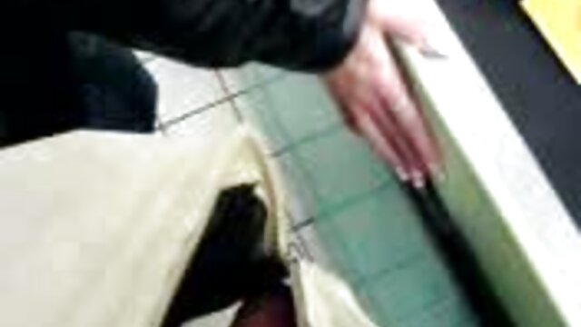 Vidéo Une ado extrêmement maigre et sexe arabe fille flexible se fait défoncer et éjaculer