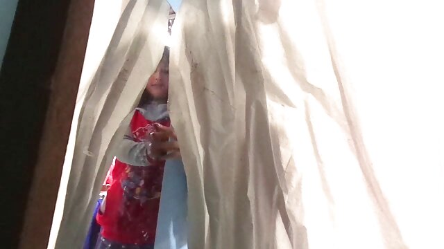Vidéo Pornstar Tease grosse femme arabe nue - Regardez Romi exploser sa petite chatte rose