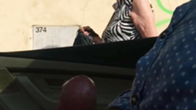 Vidéo Alise se déshabille et se masturbe après sex arabe grosse femme le travail