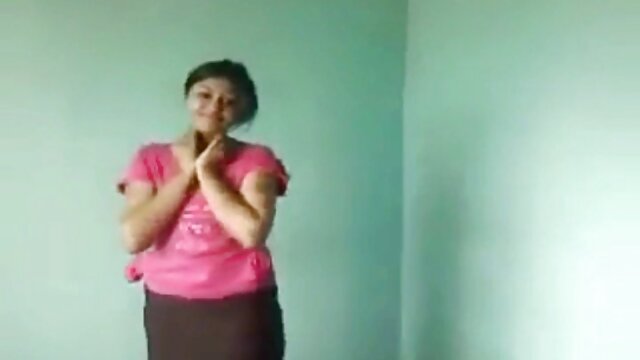 Vidéo Hottie enlève fille arabe sex ses vêtements et se frotte